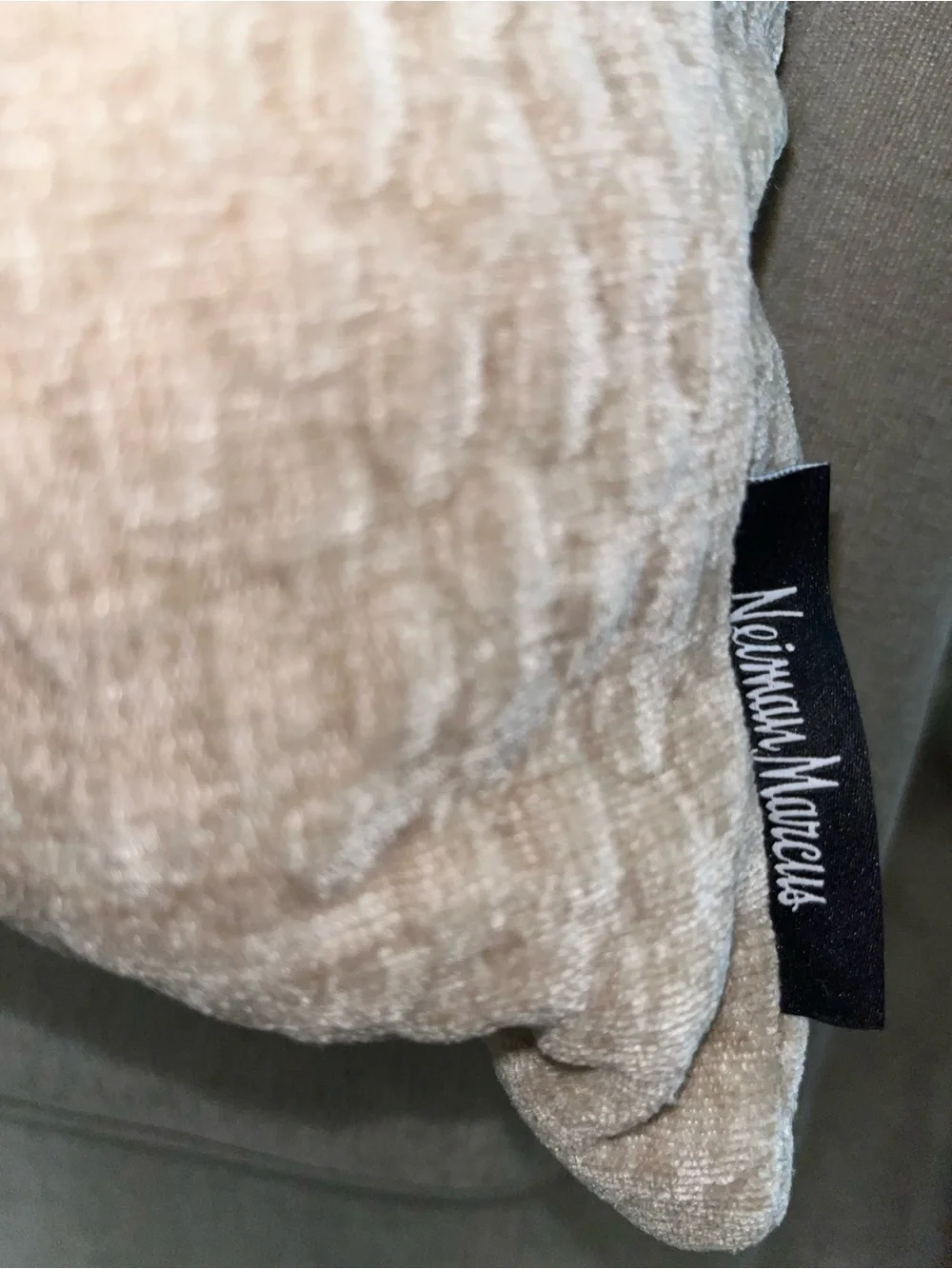 1-NWT NEIMAN MARCUS TEXTURE VELVET DESIGN DECORATIVE PILLOW (NH6200)